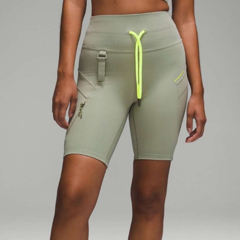 Lululemon Athletica Cargo Super-High-Rise
Hiking Short 8" Laurel Green size 4